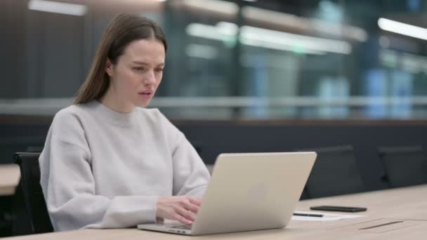 Belle femme réagissant à la perte tout en utilisant un ordinateur portable — Video