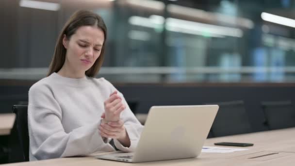 Nő, akinek csuklófájdalma van gépelés közben a laptopon — Stock videók