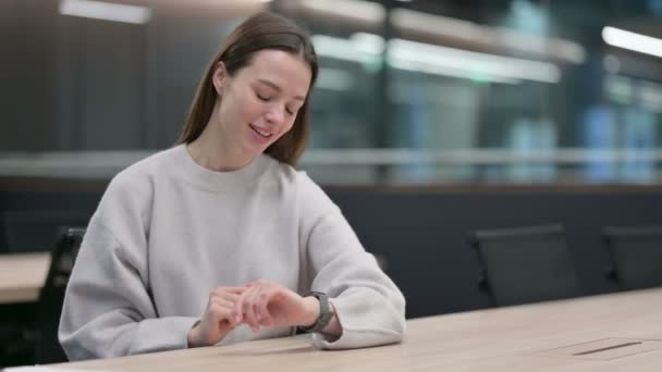 Belle femme faisant chat vidéo sur Smart Watch — Video