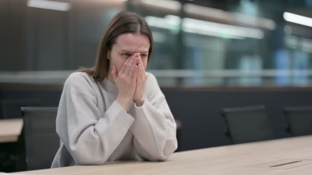 Van streek vrouw huilen terwijl zitten in kantoor — Stockvideo