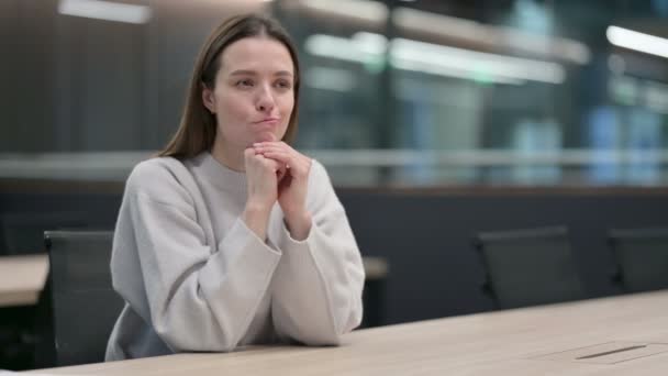 Belle femme assise au bureau et réfléchissant — Video