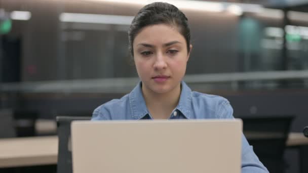 Zbliżenie z Indian kobieta mając strata podczas korzystania Laptop — Wideo stockowe