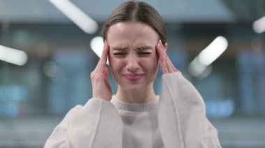 Baş Ağrısı Olan Kadın Portresi