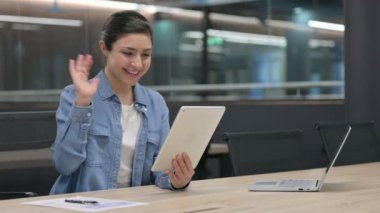 Tabletteki Video Sohbeti: Hintli Kadın İş Başında 