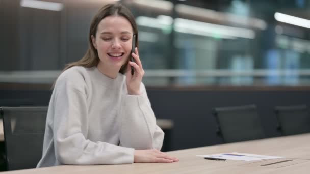 Vrouw aan de telefoon op het werk — Stockvideo