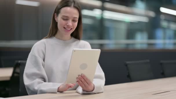 Video Chat em Tablet por Mulher Bonita no Trabalho — Vídeo de Stock