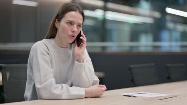 Femme en colère Parler au téléphone au travail — Video