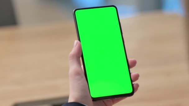 ใช้สมาร์ทโฟนที่มีหน้าจอคีย์ Chroma สีเขียว — วีดีโอสต็อก