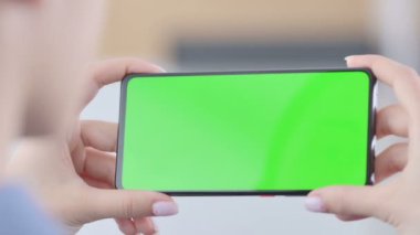 using Smartphone with Horizontal Green Chroma Key Screen 