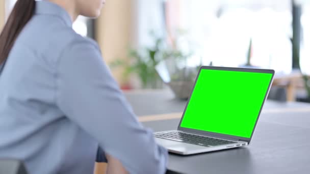 Yeşil Krom Anahtarlı Laptop kullanan Latin Kadın — Stok video