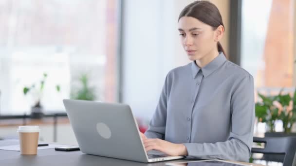 Jovem mulher latina usando laptop com polegares para cima — Vídeo de Stock