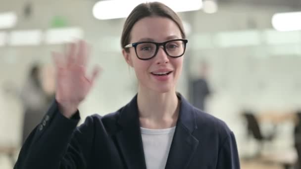 Portrait of Beautiful Young Businesswoman Waving, Welcoming — Stock Video