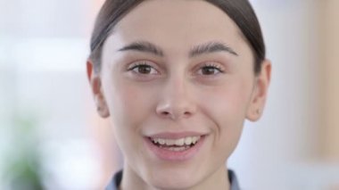 Kameraya gülümseyen Latin Kadınlarının Yüzü 