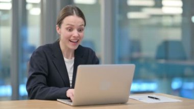 Başarılı Genç İş Kadını Dizüstü bilgisayarında Kutlama