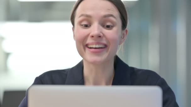 Gros plan de réussite Jeune femme d'affaires Célébration sur ordinateur portable — Video
