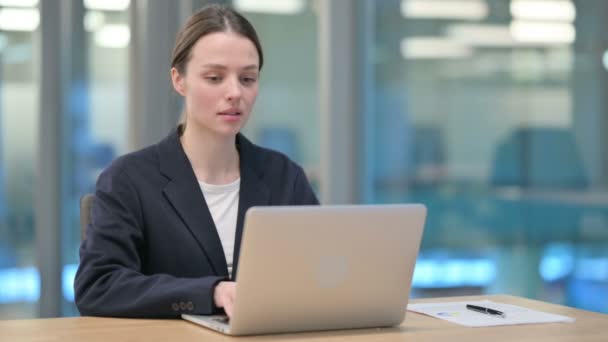 Jong zakenvrouw tonen duimen naar beneden tijdens het gebruik van laptop — Stockvideo