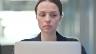 Başağrısı olan Genç İş kadınının Kapanışı Dizüstü bilgisayarla çalışıyor 