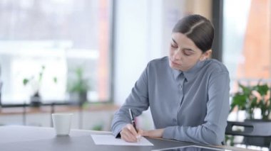 Genç Latin Kadın Ofiste Kağıda Yazıyor 