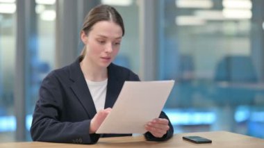 Genç İş Kadını Belgelerde Başarı Kutlaması 