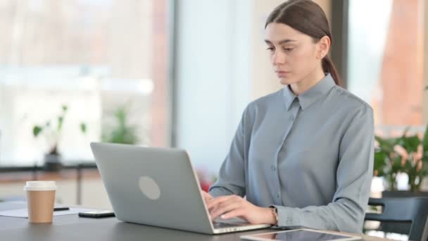 Young Latin Woman Working on Laptop in Office — Stock Video