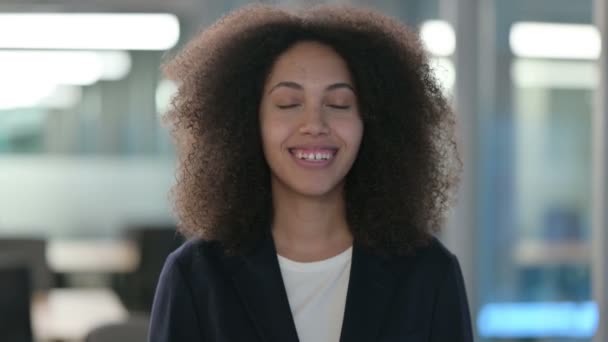 Porträtt av positiv afrikansk affärskvinna visar OK tecken — Stockvideo