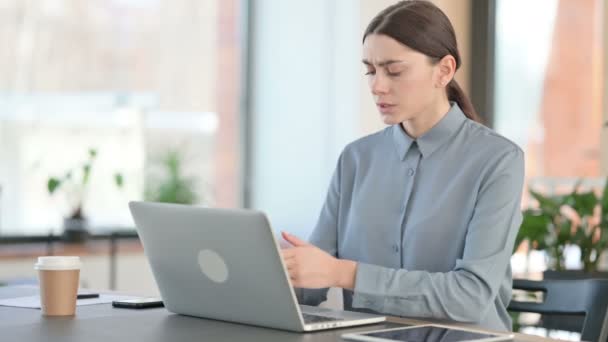 Mulher latina jovem tendo dor de pulso enquanto digita no laptop — Vídeo de Stock