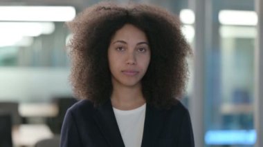 Orta parmak gösteren Afrikalı iş kadınının portresi. 