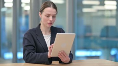 Başarılı Genç İş Kadını Tablette Kutlama Yapıyor 