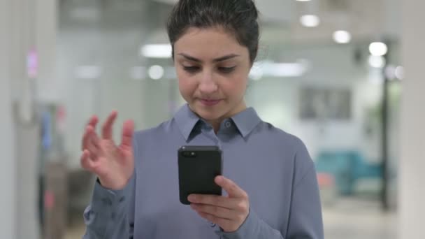 Portrét mladé indické ženy pomocí chytrého telefonu — Stock video