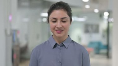 Kafa Sallama Portresi Evet Hareketi Yazan Hintli Kadın 