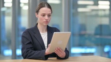 İş yerinde Tablet kullanan Çekici Genç İş Kadını 