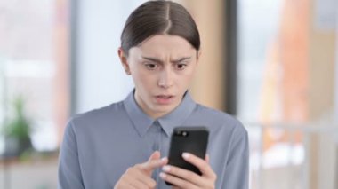 Smartphone 'da Kaybolan Genç Latin Kadın Portresi