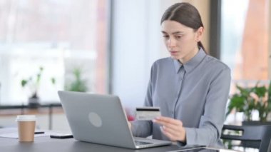 Çevrimiçi Alışveriş Ödemesi Laptop 'ta Başarısız Genç Latin Kadın 