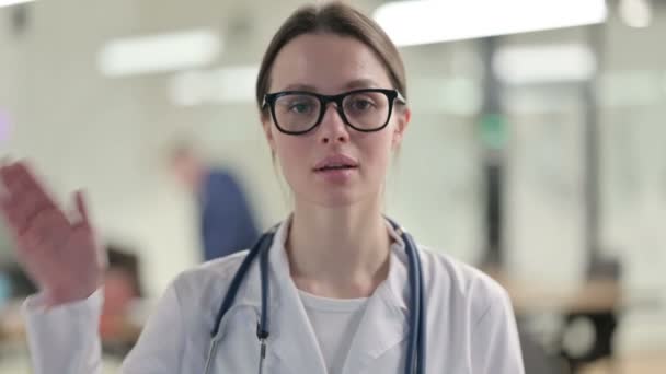 Retrato de Jovem Médica Conversando em Chamada de Vídeo Online — Vídeo de Stock