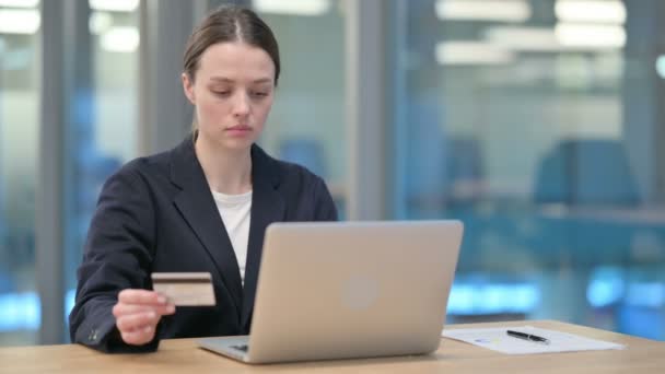 Sukses belanja online di Laptop oleh Young Businesswoman — Stok Video