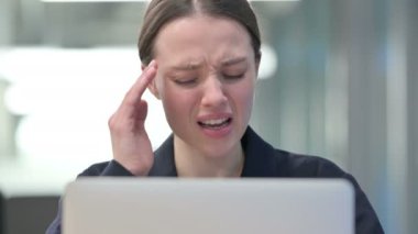 Başağrısı olan Genç İş kadınının Kapanışı Dizüstü bilgisayarla çalışıyor 