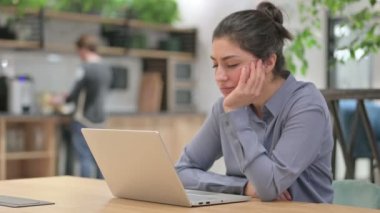 Ofiste çalışırken uyuyan yorgun Hintli kadın 