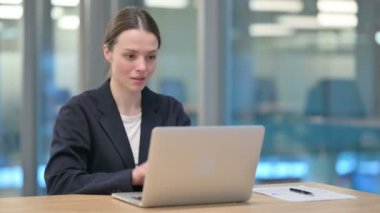 Genç İş Kadını Bilgisayarda Video Konuşuyor 