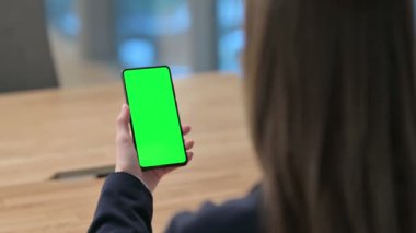 Yeşil Krom Anahtar Ekranlı Akıllı Telefon kullanan İşkadını 