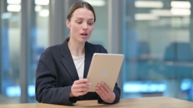 İşteki Güzel İş Kadını 'ndan Tablet' e Video Çağrısı 