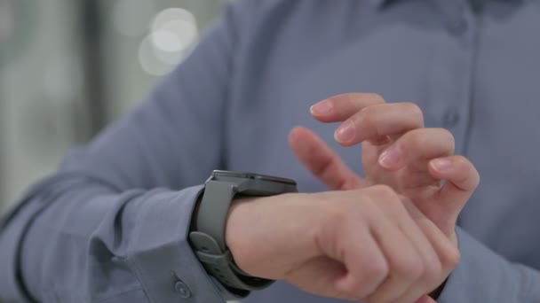 Close-up de mãos de mulher indiana usando relógio inteligente — Vídeo de Stock