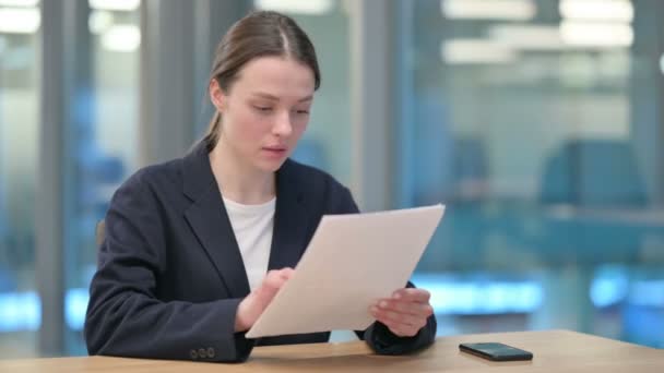 Jonge zakenvrouw van streek door verlies op documenten — Stockvideo