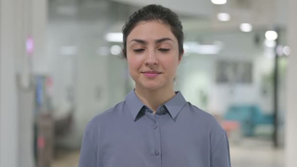 Portret van hoofd schudden als ja gebaar door Indiase vrouw — Stockvideo