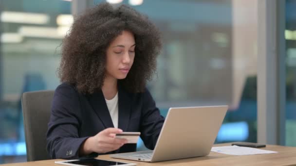 Udane zakupy online na laptopie przez African Businesswoman — Wideo stockowe