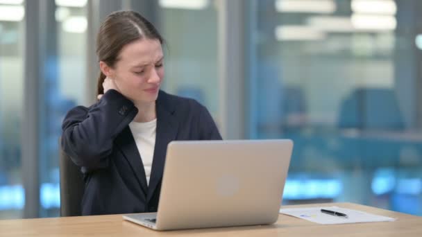 Młoda bizneswoman mając ból szyi podczas pisania na laptopie — Wideo stockowe