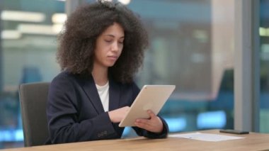 İş İçin Dijital Tablet Kullanan Afrikalı İş Kadını