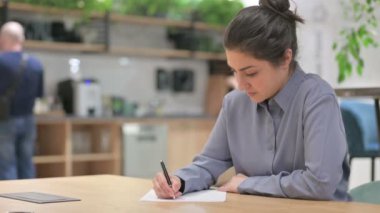 İşteki Kağıda Yazan Genç Hintli Kadın