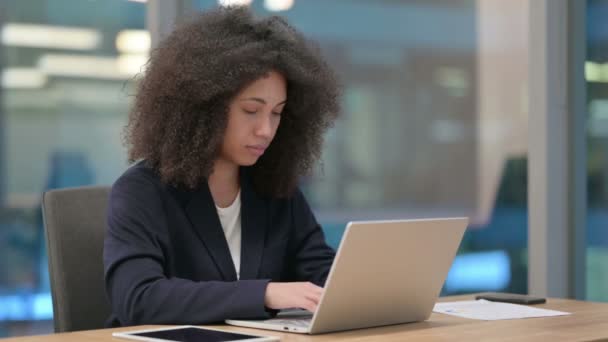 Afrikansk affärskvinna med laptop känsla chockad — Stockvideo