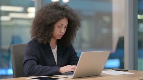 Empresária Africano mostrando polegares para baixo ao usar Laptop — Vídeo de Stock