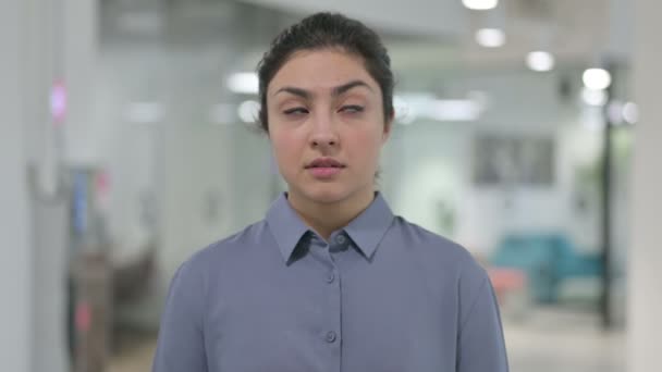 Retrato de Pensive Indian Woman Thinking — Vídeo de Stock